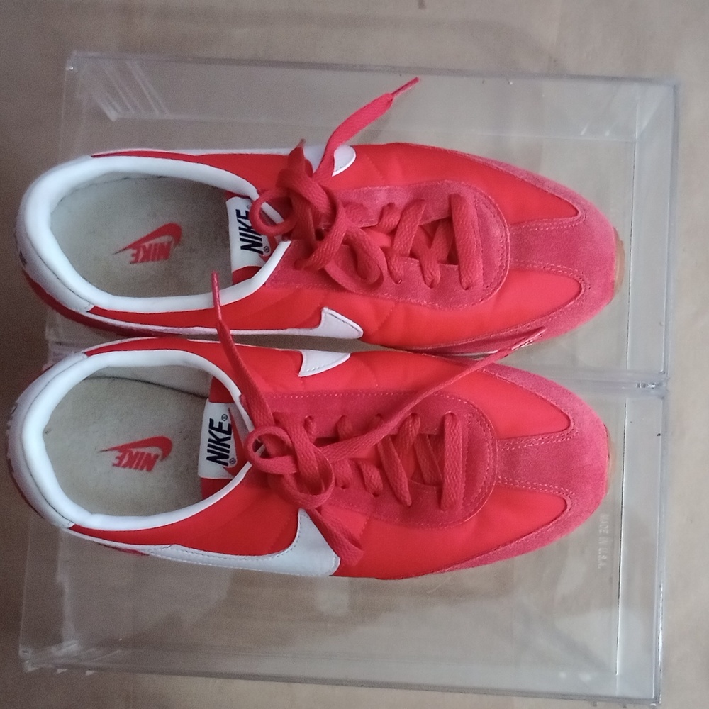 Red and White Nike Oceanía Vintage Shoe